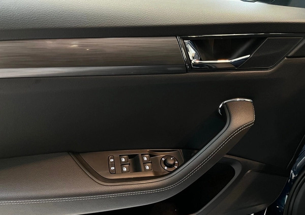 Skoda Superb cena 207000 przebieg: 8, rok produkcji 2024 z Hrubieszów małe 352